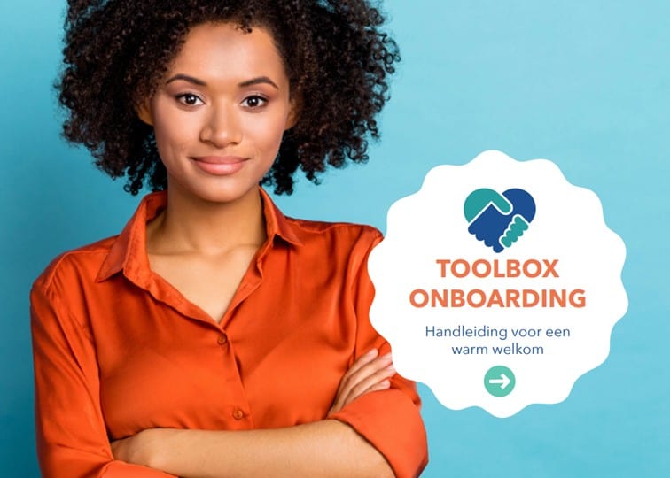 Banner met vrouw die met haar armen over elkaar tevreden kijkt. Met de tekst Toolbox onboarding handleiding voor een warm welkom