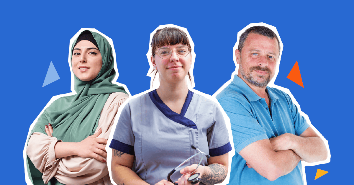 Drie mensen staan naast elkaar, met een blauwe achtergrond. Links een vrouw met een groene hoofddoek, in het midden een vrouw met een verpleegkundigenjasje aan, en rechts een man met een blauw shirt die zijn armen over elkaar heeft. Ze kijken alle drie naar de camera.