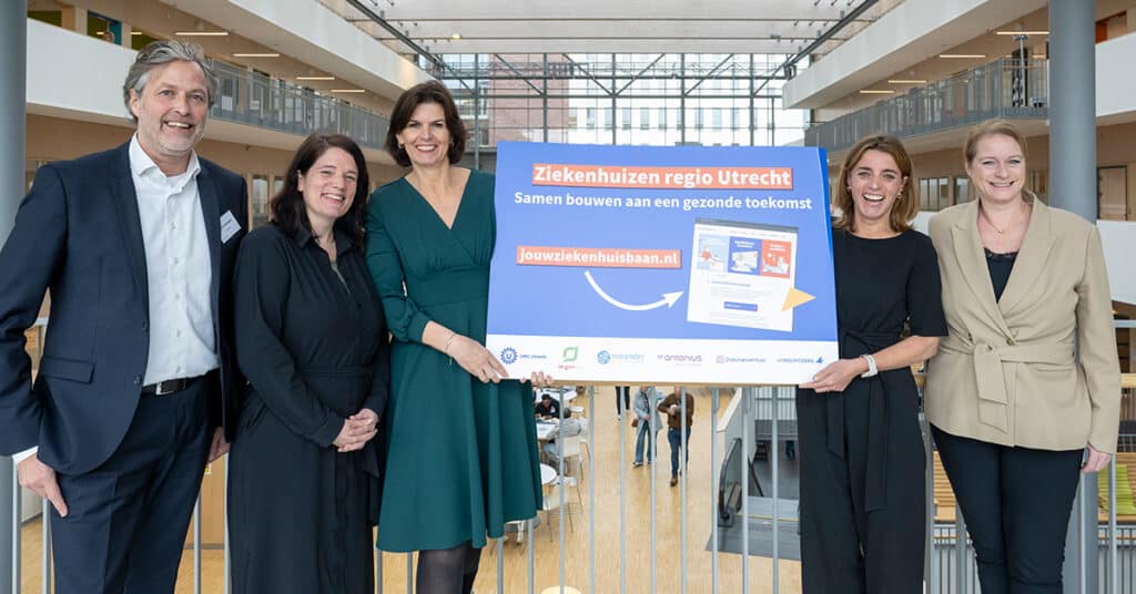 Foto v.l.n.r.: Vincent Alkemade (directeur-bestuurder Utrechtzorg), Marijntje Wetzels (raad van bestuur Tergooi MC), Astrid Posthouwer (raad van bestuur Meander MC), Vivian Broex (raad van bestuur Diakonessenhuis) en Amber Goedkoop (raad van bestuur St. Antonius Ziekenhuis). Remco van Lunteren (raad van bestuur UMC Utrecht) was helaas verhinderd.