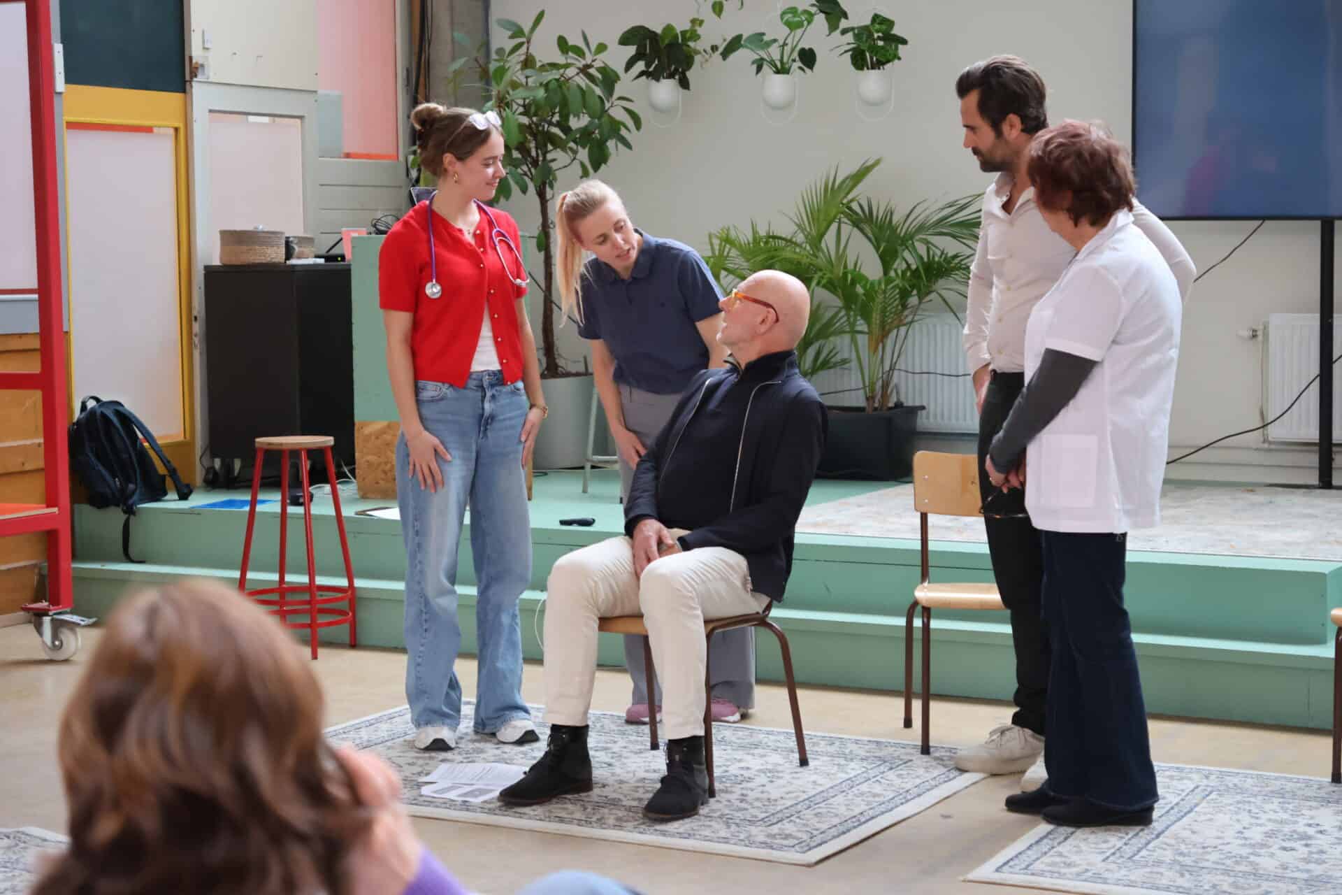 Diverse generaties op de werkvloer die samenwerken rondom de zorg voor een patiënt